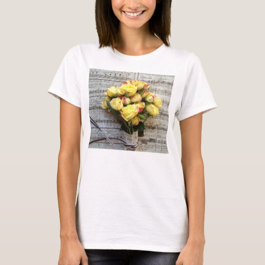 Gele rozen op oude muziek t-shirt (Voorkant)
