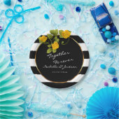 Gele rozen op zwarte en witte strepen papieren bordje (Feest)