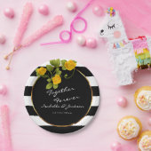 Gele rozen op zwarte en witte strepen papieren bordje (Feest)