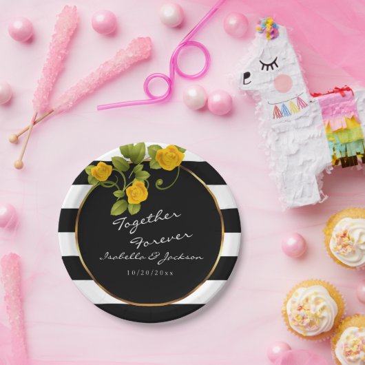 Gele rozen op zwarte en witte strepen papieren bordje (Feest)