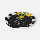 Gele rozen op zwarte en witte strepen papieren bordje (Gekanteld)