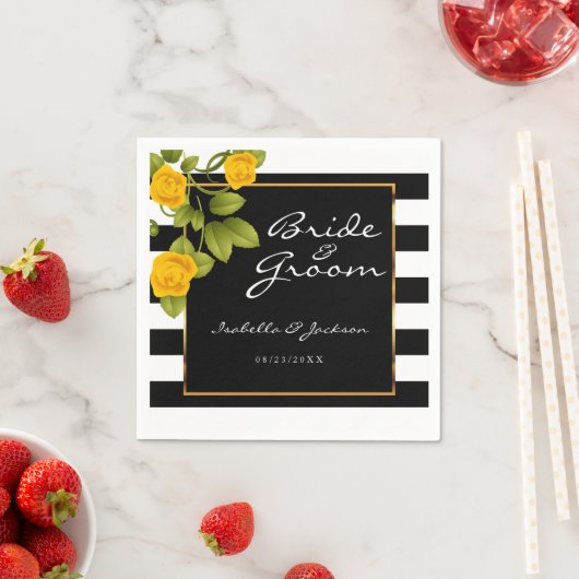 Gele rozen op zwarte en witte strepen servet (Insitu)