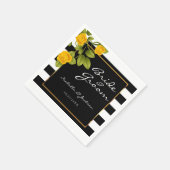 Gele rozen op zwarte en witte strepen servet (Hoek)