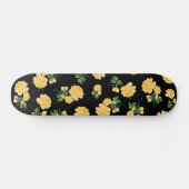 Gele rozen op zwarte skateboard (Horizontaal)
