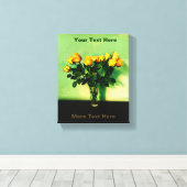 Gele rozen tegen een groene muur canvas afdruk (Insitu (Houten vloer))
