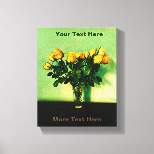 Gele rozen tegen een groene muur canvas afdruk (Voorkant)
