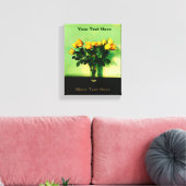 Gele rozen tegen een groene muur canvas afdruk (Insitu (Woonkamer))