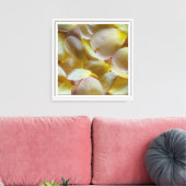 Gele rozenblaadjes canvas afdruk (Insitu (Woonkamer))
