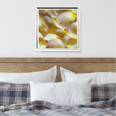 Gele rozenblaadjes canvas afdruk (Insitu (Slaapkamer))