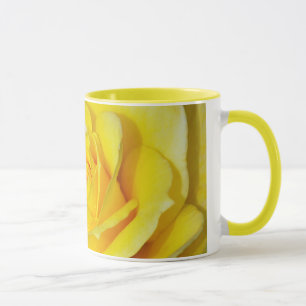 Gele rozenblaadjes koffie mok