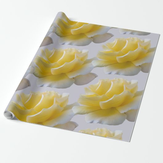 Gele rozenbladen cadeaupapier (Uitgerold)