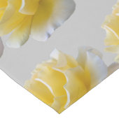 Gele rozenbladen lange tafelloper (Hoek)