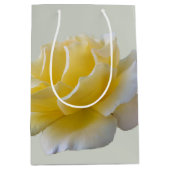 Gele rozenbladen medium cadeauzakje (Voorkant)