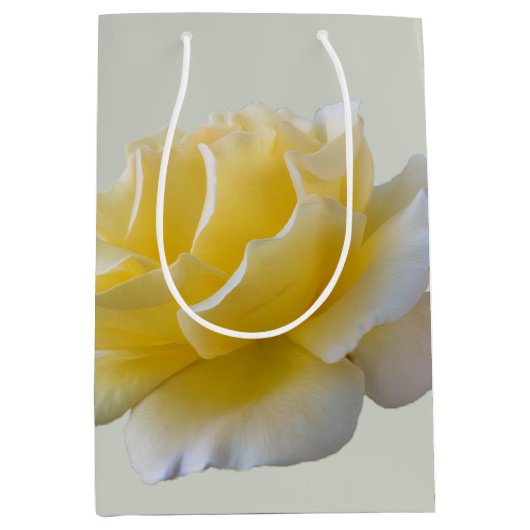 Gele rozenbladen medium cadeauzakje (Voorkant)