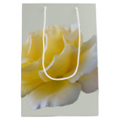 Gele rozenbladen medium cadeauzakje (Achterkant)