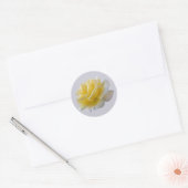 Gele rozenbladen ronde sticker (Envelop)