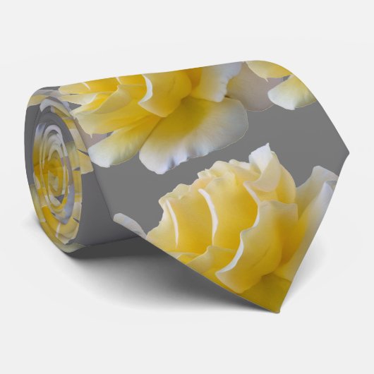 Gele rozenbladen stropdas (Opgerold)