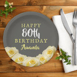 Gele rozenbloem 80e verjaardag papieren bordje<br><div class="desc">Gele rozenbloem 80e Birthday Borden. Mooie gele rozen. De achtergrond is grijs karton. De tekst is in witte en gele kleuren en is gemakkelijk aan te passen - personaliseer het met jouw naam en leeftijd. Ideaal voor een tachtigjarig feestje van een vrouw.</div>