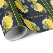 Gele rozenbloem in bloei gepersonaliseerd cadeaupapier (Rol Hoek)