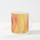 gele rozenbloem matglas koffiemok (Voorkant rechts)