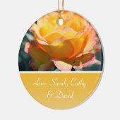 Gele rozenbloem trouwdag keramisch ornament (Links)