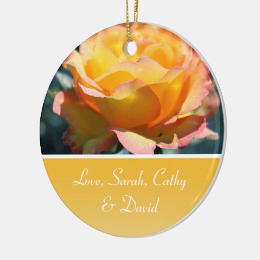 Gele rozenbloem trouwdag keramisch ornament (Links)