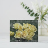 Gele rozenbouquet tegen achtergrond briefkaart (Staand voorkant)