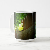 Gele rozenhrand van honingbijen koffiemok (Voorkant links)