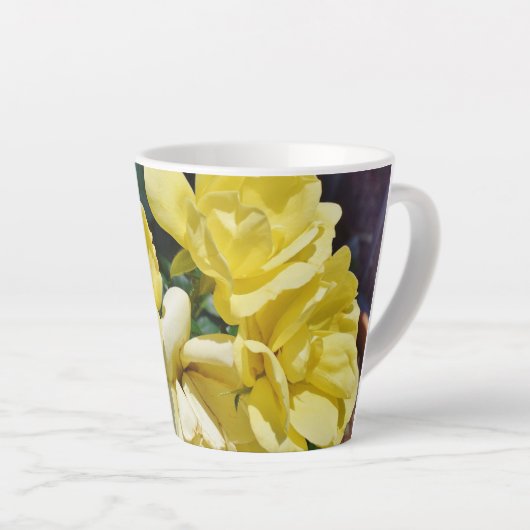 Gele rozenMok Latte Mok (Rechterhoek)