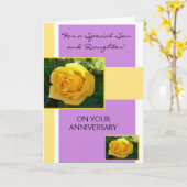 Gele rozenzoon en vrouw gepersonaliseerd Jubileum Kaart (Gele Bloem)