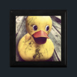Gele Rubber Ducky heeft een Bath nodig! Cadeaudoosje<br><div class="desc">Cute en grappige foto van een grote gele rubbereend die op een houten veranda zit. Deze eend heeft een grote rode snavel en brede staarogen. Bedekt in vuil,  misschien wachtend op de regendouche om het vuil weg te wassen. Heeft een schattige blik op zijn gezicht.</div>