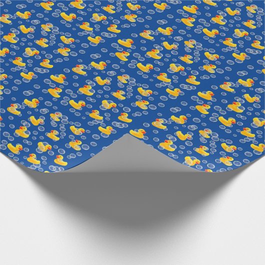 Gele rubbereenden in luchtbellen cadeaupapier (Hoek)