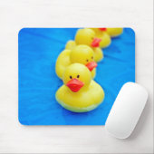 gele rubbereenden in zwembad muismat (Met muis)