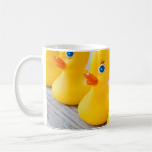 gele rubbereenden koffiemok