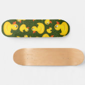 Gele rubberoppen op Groene Grass Skateboard (Horizontaal)