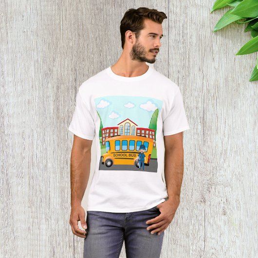 Gele schoolbus met chauffeur en schoolgebouw t-shirt