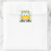 Gele schoolbus met glimlach vierkante sticker (Tas)