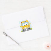 Gele schoolbus met glimlach vierkante sticker (Envelop)
