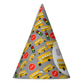 Gele schoolbus stoppen verkeerslicht feesthoedjes (Links)