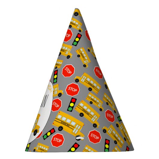 Gele schoolbus stoppen verkeerslicht feesthoedjes (Rechts)