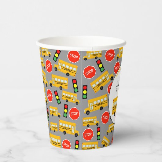 Gele schoolbus stoppen verkeerslicht papieren bekers (Rechts)