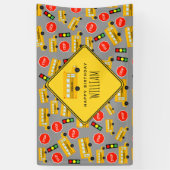 Gele schoolbus stoppen verkeerslicht spandoek (Verticaal)