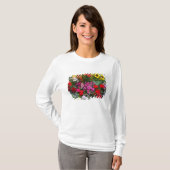 Gele schutting met bloementuin in t-shirt (Voorkant volledig)