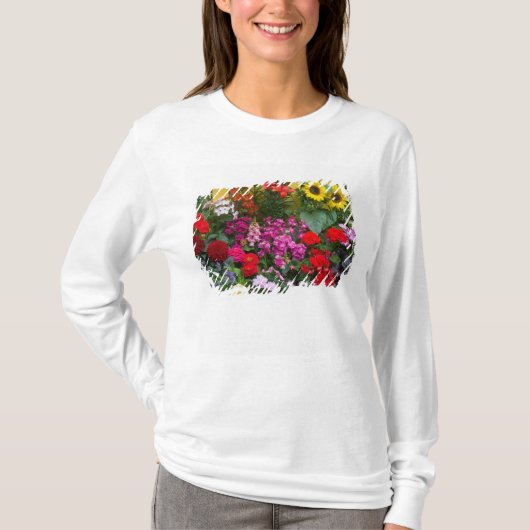Gele schutting met bloementuin in t-shirt (Voorkant)