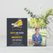 Gele Skateboards Verjaardag Uitnodigingen met Foto (Staand voorkant)