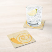 Gele slak op de achtergrond van Cream Kartonnen Onderzetters (Insitu)