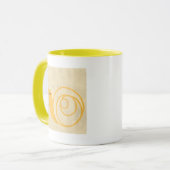 Gele slak op de achtergrond van Cream Mok (Voorkant links)