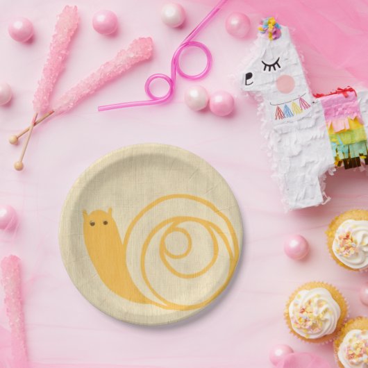 Gele slak op de achtergrond van Cream Papieren Bordje (Feest)