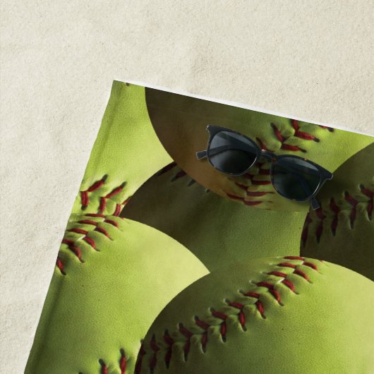 Gele softball-bedekt met multiball strandlaken (In situ)
