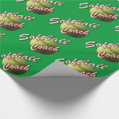 Gele Softball Coach op Field Green Cadeaupapier (Hoek)